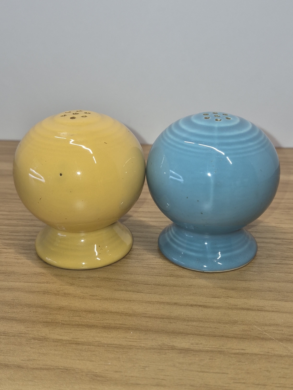 Vintage Homer Laughlin FiestaWare Yellow And Blue Salt and Pepper Shaker Set - Picture 4 of 6